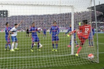 Gonzalo Jara siempre recordará el duelo con la UC. Hizo un autogol y salió lesionado.