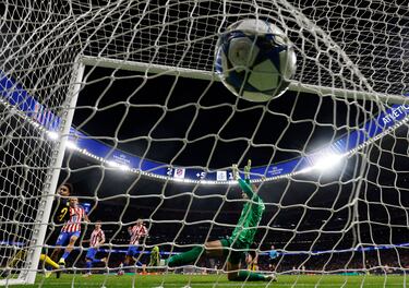 El futbolista madrileño anotó tras rematar a placer ante la portería defendida por Kjell Scherpen.