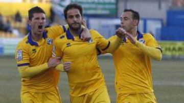 <b>CLASE. </b>Sergio Mora celebra el primer gol con Quini y Ángel.