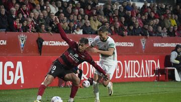 Carlos Martín en el Mirandés-Elche.