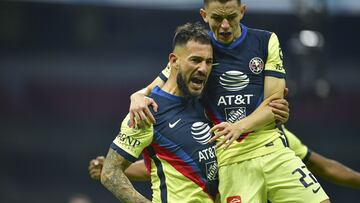 Emanuel Aguilera y Álvaro FIdalgo festejan un gol