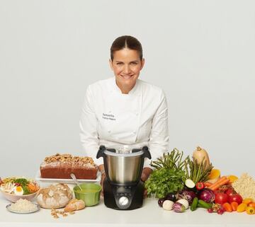 La jurado de MasterChef desató una oleada de críticas el pasado domingo tras subir una imagen a Instagram en la que se la podía ver junto a su perro y su madre en la plaza de Pedraza, en Segovia. Está prohibido sacar a las mascotas en compañía, y además, no estaban respetando entre ellas la distancia de seguridad. La chef terminó por eliminar la fotografía.