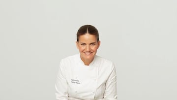 La jurado de MasterChef desató una oleada de críticas el pasado domingo tras subir una imagen a Instagram en la que se la podía ver junto a su perro y su madre en la plaza de Pedraza, en Segovia. Está prohibido sacar a las mascotas en compañía, y además, no estaban respetando entre ellas la distancia de seguridad. La chef terminó por eliminar la fotografía.