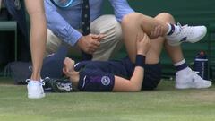 Recogepelotas lesionado en el torneo de Wimbledon.