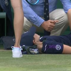 La resbaladiza hierba de Wimbledon causa estragos