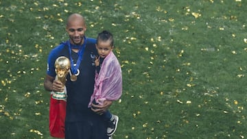 Nzonzi, con su hijo y la Copa del Mundo en Luzhniki.