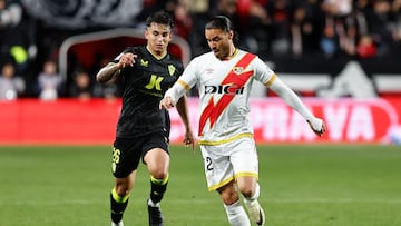 El delantero del Rayo Vallecano, Raúl de Tomás conduce el balón ante el centrocampista del Almería, Marcos Peña.
