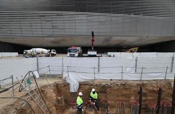 Trabajadores con sus maquinarias de construcción en los alrededores del Estadio Santiago Bernabéu.