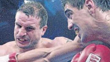 <b>PERDIÓ EL CINTURÓN. </b>Carrera golpea a Castillejo en el combate del pasado sábado en Berlín.