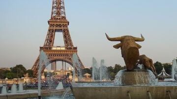 La escultura 'Toro y Gamo' frente a la Torre Eiffel en París.