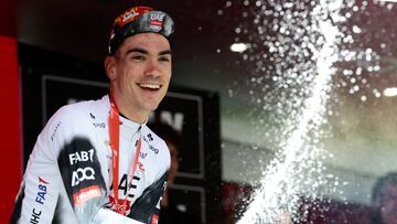 Ayuso, en el podio del Giro como ganador en Tagliacozzo.