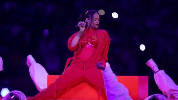 Glendale (United States), 12/02/2023.- Barbadian singer Rihanna performs during halftime of Super Bowl LVII between the AFC champion Kansas City Chiefs and the NFC champion Philadelphia Eagles at State Farm Stadium in Glendale, Arizona, 12 February 2023. The annual Super Bowl is the Championship game of the NFL between the AFC Champion and the NFC Champion and has been held every year since January of 1967. (Estados Unidos, Filadelfia) EFE/EPA/CAROLINE BREHMAN