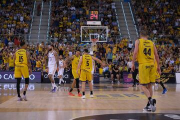 AJ Slaughter y Ferrán Bassas celebran una de las acciones positivas del Gran Canaria durante el partido.