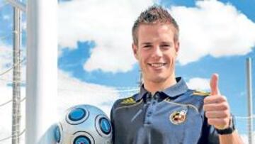 <b>EXPERIENCIA. </b>El osasunista Azpilicueta lleva ya 69 partidos en Primera, la antítesis de los tahitianos.