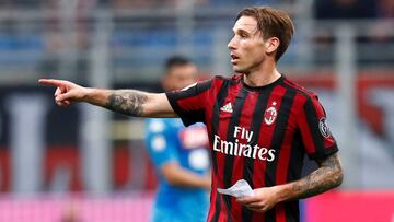 Lucas Biglia, con un papel en la mano, realiza indicaciones durante un partido del Mil&aacute;n.