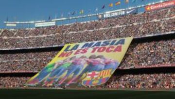 Pancarta exhibida en el Camp Nou tras conocerse la sanci&oacute;n de la FIFA al Barcelona.