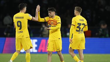 Paris (France), 10/04/2024.- (L-R) Barcelona's players Robert Lewandowski, Pedri and Fermin Lopez celebrate after winning the UEFA Champions League quarter-finals, 1st leg soccer match between Paris Saint-Germain and FC Barcelona, in Paris, France, 10 April 2024. (Liga de Campeones, Francia) EFE/EPA/YOAN VALAT