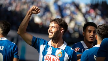 CORNELLÀ DE LLOBREGAT (BARCELONA), 14/09/2024.- El delantero del Espanyol Javi Puado celebra tras marcar el 1-0 durante el encuentro de LaLiga entre el RCD Espanyol y el Deportivo Alavés, este sábado en el RCDE Stadium de Cornellà de Llobregat (Barcelona). EFE/ Marta Pérez