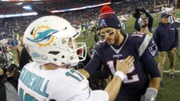 Tom Brady, de los Patriots, saluda a Tannehill tras el partido.