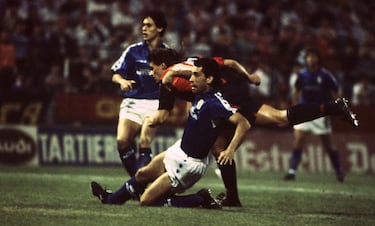 Además del Sporting de Gijón el otro club de la región que ha gozado de participar en competiciones europeas es el Real Oviedo. La historia le debía una al conjunto asturiano, ya que en tres temporadas (34-35, 35-36 y 62-63) acabó en tercera posición del campeonato liguero español, pero sin el derecho de participar en un torneo continental. De la mano de Javier Irureta vivió su segunda época dorada, acabando en sexta posición en Liga, y por lo tanto la clasificación a la Copa de la UEFA por primera vez en toda su historia. El Oviedo se midió a otro equipo debutante, el Genoa, un histórico en el fútbol transalpino. El gol de Bango dio la victoria por la mínima a los carballones en la ida. El ambiente hostil del Luigi Ferraris convirtió el campo en un infierno para los españoles, aunque parecía suficiente con el 2-1 del equipo local gracias al valor doble de los goles, pero Skuhravý, que anotó un doblete esa noche, castigó a los asturianos en el último minuto reglamentario.