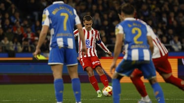 Griezmann, en el momento de marcar de falta.