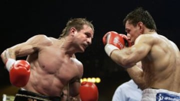 15 de julio del 2006, Hamburgo, Alemania. Javier Castillejo vence a Felix Sturm por KO en 10 asaltos y se proclama campeón del mundo del peso medio versión Asociación mundial de Boxeo.