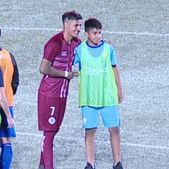 Así se fue Gaete del partido de Santa Cruz: fotos y abrazos