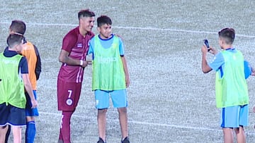 Así se fue Gaete del partido de Santa Cruz: fotos y abrazos