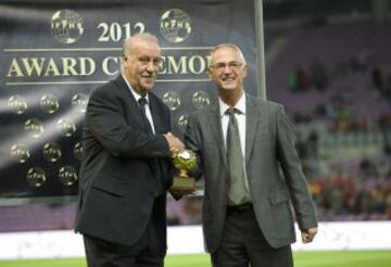 Vicente del Bosque recibe el trofeo como mejor entrenador para la IFFHS.