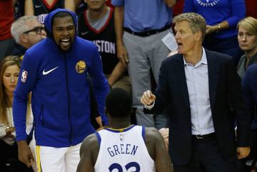 Kevin Durant y Steve Kerr celebran la victoria en Houston que les dio el pasaje a las NBA Finals contra los Cavaliers.