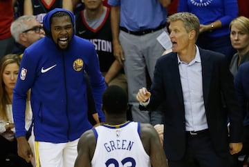 Kevin Durant y Steve Kerr celebran la victoria en Houston que les dio el pasaje a las NBA Finals contra los Cavaliers.