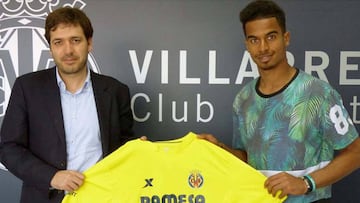 El consejero delegado del Villarreal CF, Fernando Roig Negueroles, junto a Akram Afif.