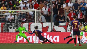 El jugador del Sevilla, Mercado, marca el 2-1 al Barcelona. 