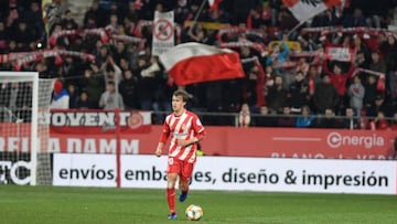Muniesa sigue 'luciendo' el escudo del Girona en Catar