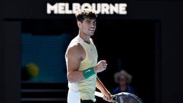 Melbourne (Australia), 18/01/2024.- Carlos Alcaraz of Spain in action during his 2nd round match against Lorenzo Sonego of Italy on Day 5 of the 2024 Australian Open at Melbourne Park in Melbourne, Australia 18 January 2024. (Tenis, Italia, España) EFE/EPA/JAMES ROSS AUSTRALIA AND NEW ZEALAND OUT