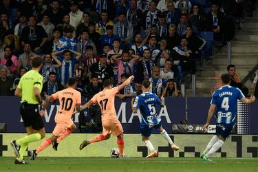 0-1. Saúl Ñíguez, tras recibir de Mario Hermoso al espacio por la banda izquierda, controla muy escorado y lanza un zurdado al segundo palo y bate a Pacheco.