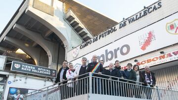 Varios aficionados del Rayo posan en el estadio.