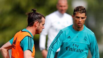 Bale y Cristiano Ronaldo se entrenan ante la mirada de Zinedine Zidane.
