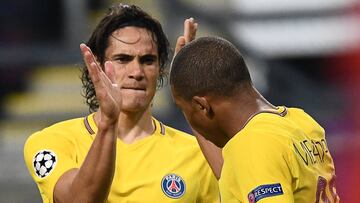 Paris Saint-Germain's Uruguayan forward Edinson Cavani (L) celebrates after scoring a goal with Paris Saint-Germain's French forward Kylian Mbappe (R) during the UEFA Champions League Group B football match between RSC Anderlecht and Paris Saint-Germain (PSG) at the Constant Vanden Stock Stadium in Brussels on October 18, 2017. / AFP PHOTO / FRANCK FIFE