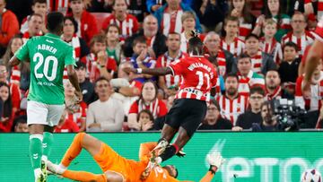 BILBAO, 27/08/2023.- El guardameta portugués del Real Betis Rui Silva (suelo) derriba a Nico Williams (d), lo que supondrá penalti a favor del Athletic Club durante el partido de LaLiga que disputan Athletic Club y el Real Betis en el estadio de San Mamés, en Bilbao. EFE/Luis Tejido
