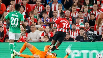 BILBAO, 27/08/2023.- El guardameta portugués del Real Betis Rui Silva (suelo) derriba a Nico Williams (d), lo que supondrá penalti a favor del Athletic Club durante el partido de LaLiga que disputan Athletic Club y el Real Betis en el estadio de San Mamés, en Bilbao. EFE/Luis Tejido
