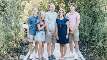 El kayakista Ryan Borgwardt junto a su familia