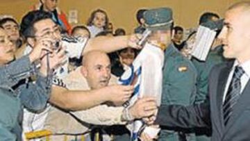 <b>BUEN RECIBIMIENTO. </b>Cannavaro saludó a los aficionados que esperaban al equipo en Pamplona.