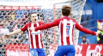 Gameiro celebra el 2-0 con Griezmann. 