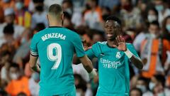 Benzema y Vinicius celebran el gol del empate del Real Madrid con el Valencia, marcado por el extremo brasile&ntilde;o tras pase del delantero franc&eacute;s.