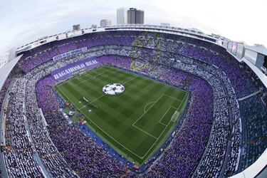 Vista interior del estadio Santiago Bernabu lleno durante un partido de la Champions League antes de la reforma actual.