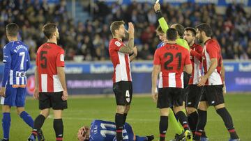 Iñigo Martínez ve la cartulina amarilla en el encuentro ante el Alavés.