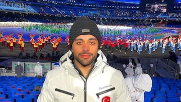 El esquiador turco Berkin Usta, durante una de las ceremonias de los Juegos Olímpicos de Invierno de Pekín 2022.