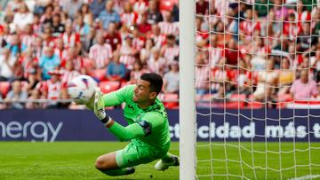 BILBAO, 27/09/2023.- El portero del Getafe David Soria no puede evitar el primer gol del Athletic en el partido de la jornada 7 de Liga de primera División que disputan en San Mamés en Bilbao. EFE/Luis Tejido
