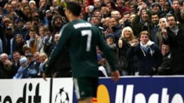 CRISTIANO:
EL ENEMIGO DEL ETIHAD. Cristiano fue el enemigo número uno de la afición del City. Ayer no le perdonaron su pasado como jugador del United y cada vez que tocó el balón fue abucheado. El portugués estuvo cerca de marcar su segundo gol en el Etihad, pero Nastasic sacó en la línea el balón.